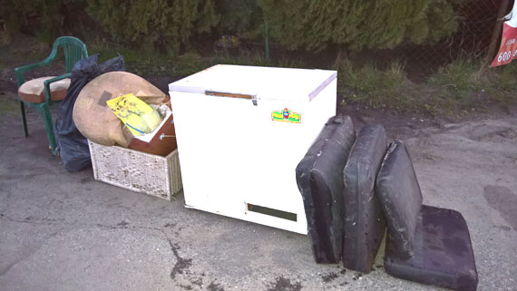 Kto podrzuca mieci do rowu przy drodze w Rabiu. Mieszkaniec: Twoje brudy zostan zabrane w ramach zbirki gabarytw z adzina