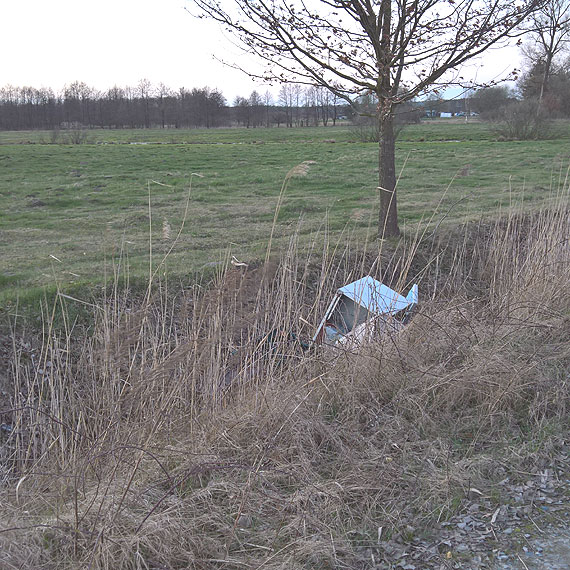 Kto podrzuca mieci do rowu przy drodze w Rabiu. Mieszkaniec: Twoje brudy zostan zabrane w ramach zbirki gabarytw z adzina