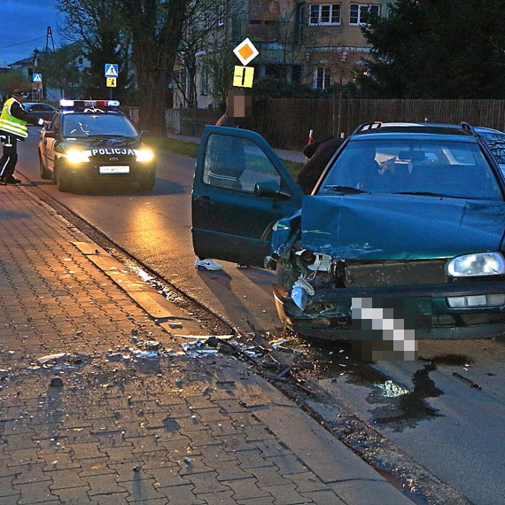 Spieszy si na zakupy- wymusi pierwszestwo i uderzy w volkswagena. 19- latka w szpitalu