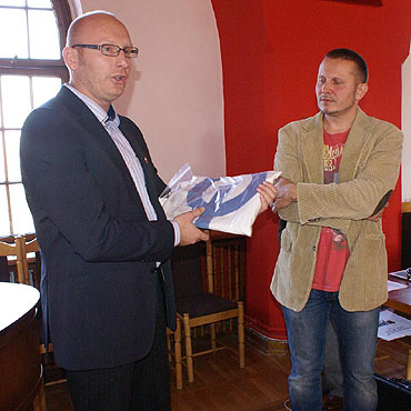 Kamie� Pom.: Optymistyczna flaga w muzeum