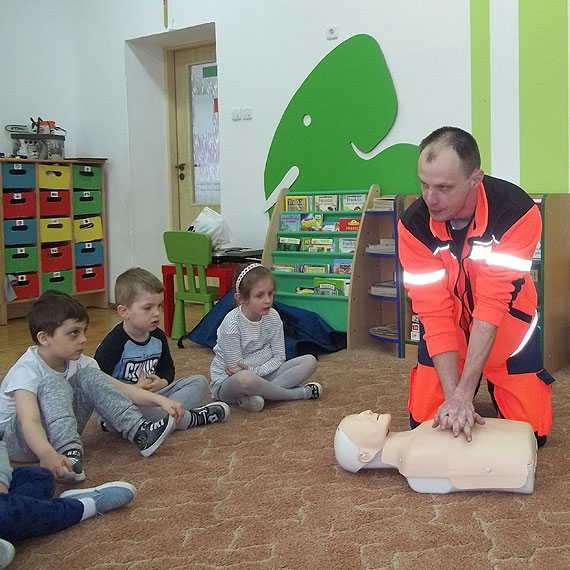 Dzieci z przedszkola numer 5 dowiadyway si, jak udziela pierwszej pomocy!