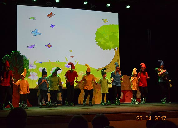 Teatr to magia... teatr to czary.... miejsce niezwyke, a nie do wiary!