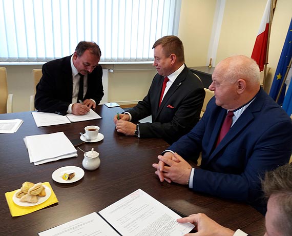 Jarosaw Rzepa podpisa umowy z beneficjentami na dofinansowanie spek wodnych