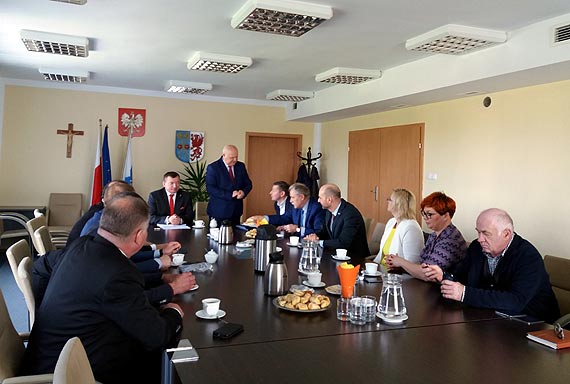 Jarosaw Rzepa podpisa umowy z beneficjentami na dofinansowanie spek wodnych