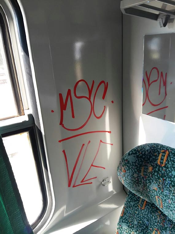 Pomalowany wagon przez pseudokibic�w