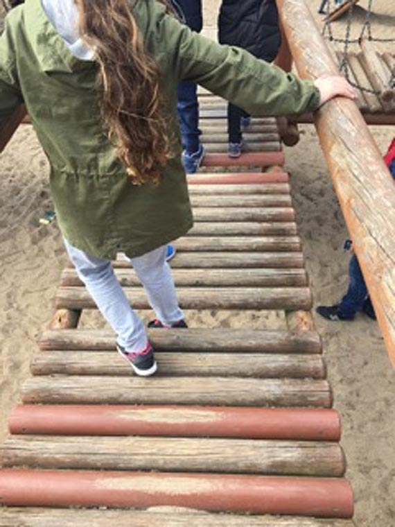 Uszkodzona kadka na placu zabaw. Dziecko o mao nie zamao nogi