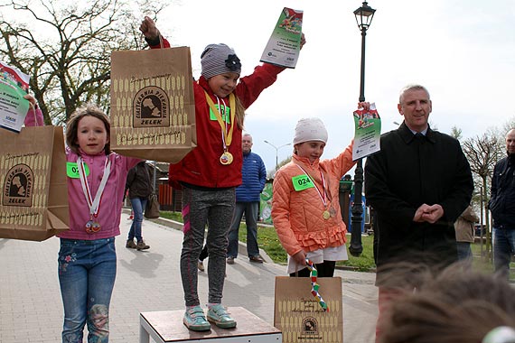Najmodsi biegacze uczcili wito Flagi w Kamieniu Pomorskim