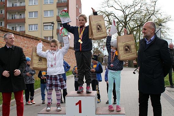 Najmodsi biegacze uczcili wito Flagi w Kamieniu Pomorskim