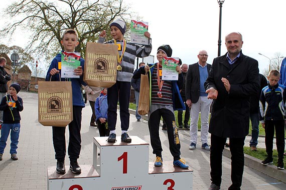 Najmodsi biegacze uczcili wito Flagi w Kamieniu Pomorskim