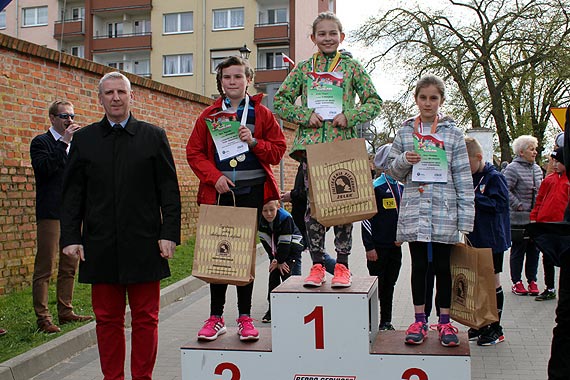 Najmodsi biegacze uczcili wito Flagi w Kamieniu Pomorskim