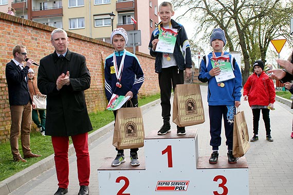 Najmodsi biegacze uczcili wito Flagi w Kamieniu Pomorskim