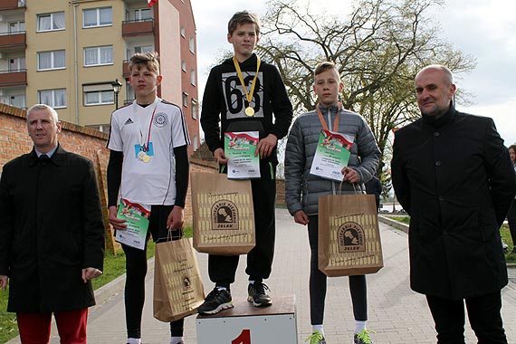 Najmodsi biegacze uczcili wito Flagi w Kamieniu Pomorskim