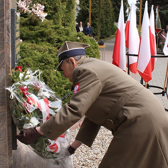 Kwiaty pod pomnikiem Stanisawa Staszica w rocznic uchwalenia Konstytucji 3 Maja