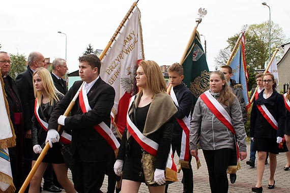 Kwiaty pod pomnikiem Stanisawa Staszica w rocznic uchwalenia Konstytucji 3 Maja