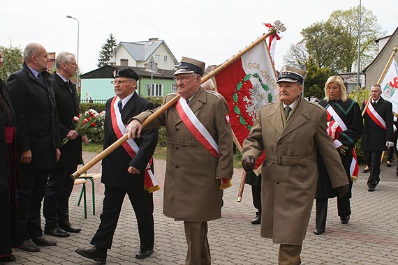 Kwiaty pod pomnikiem Stanisawa Staszica w rocznic uchwalenia Konstytucji 3 Maja