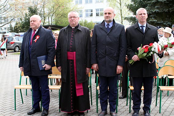 Kwiaty pod pomnikiem Stanisawa Staszica w rocznic uchwalenia Konstytucji 3 Maja