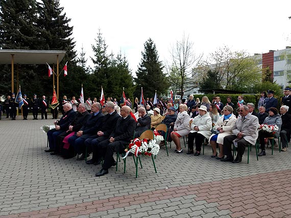 Kwiaty pod pomnikiem Stanisawa Staszica w rocznic uchwalenia Konstytucji 3 Maja