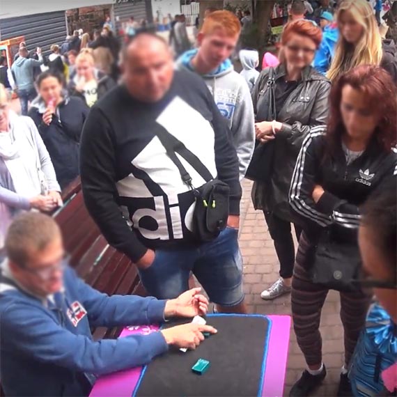 Uwaga na oszustów! Trzy kubki powróciły