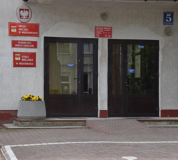 Spotkanie si odbyo, cho wikszo mieszkacw nie miaa o nim pojcia. Teraz Urzd Miejski w Midzyzdrojach odpiera zarzuty