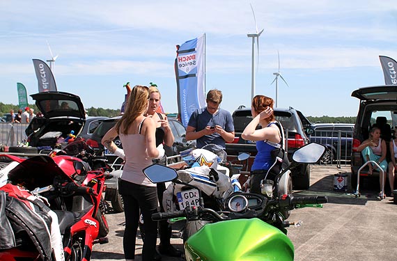 Czarujce blondynki na swych piekielnych maszynach