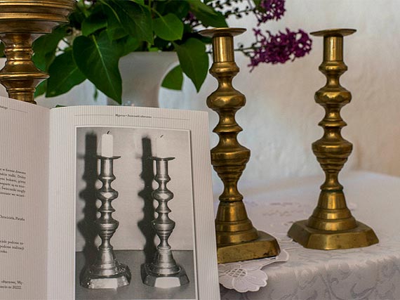 Poszukiwane lichtarze ukryte by�y w szafie