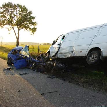 Wypadki i nietrze�wi kieruj�cy. Siedem os�b rannych. Jedna nie �yje