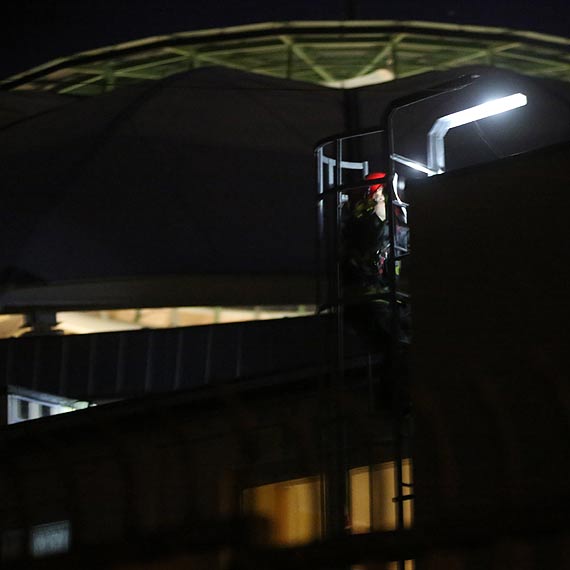 To bya noc! Po imprezie disco polo 23- latek z Midzyzdrojw wszed na dach winoujskiego amfiteatru i... zasn. Na nogi postawi wszystkie suby! Zobacz film!