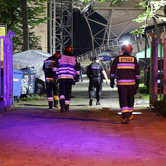 To bya noc! Po imprezie disco polo 23- latek z Midzyzdrojw wszed na dach winoujskiego amfiteatru i... zasn. Na nogi postawi wszystkie suby! Zobacz film!