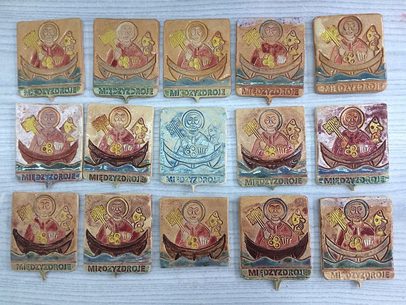 Kafle z midzyzdrojskiej gimnazjalnej pracowni ceramicznej z wizerunkiem w. Piotra Apostoa  