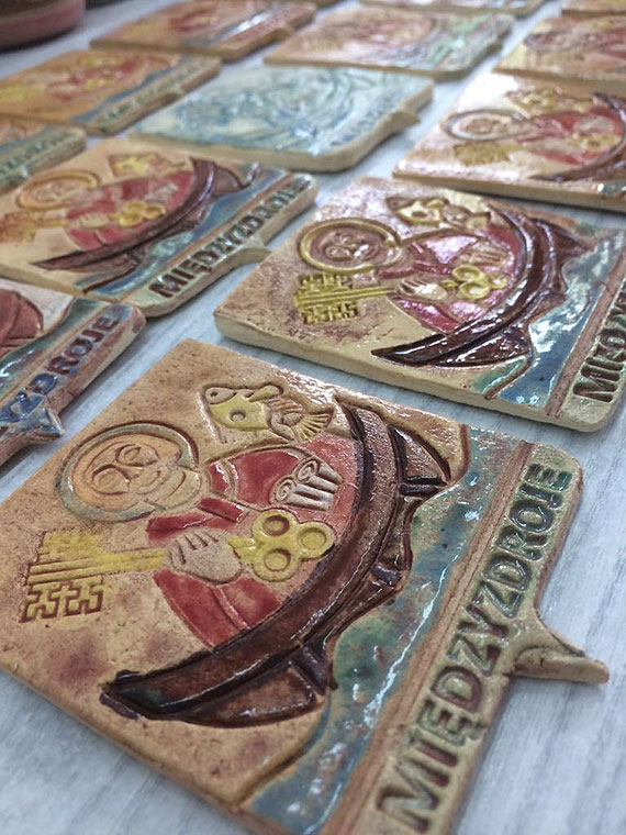 Kafle z midzyzdrojskiej gimnazjalnej pracowni ceramicznej z wizerunkiem w. Piotra Apostoa  