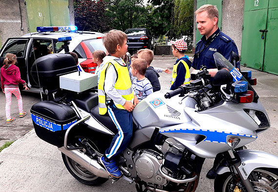 Przedszkolaki odwiedziy Komend Powiatow Policji w Kamieniu Pomorskim