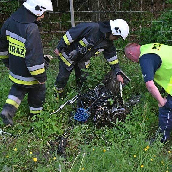 Kierujca oplem uderzya w drzewa. Sia uderzenia, bya tak dua, e silnik znalaz si po drugiej stronie jezdni!
