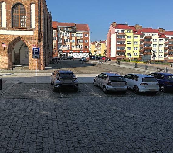 Czytelnik o parkowaniu: Nieuwaga czy ignorancja? Policja: Urzdniczka zostaa pouczona