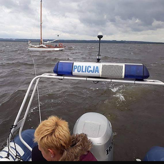 Utkn�� na mieli�nie – policjant po s�u�bie ruszy� na pomoc 