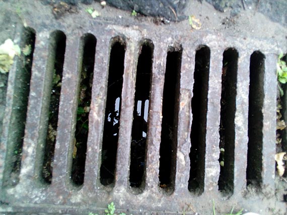 Studzienki wstydu na ulicy Kocielnej w Wolinie. Mieszkanka prosi o reakcj