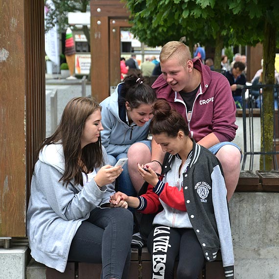   Pocztwki z wakacji? - Ju nie, teraz apiemy wspomnienia na telefon