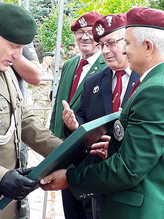 Delegacja byych onierzy 1 Batalionu Szturmowego z Dziwnowa na wicie Jednostki Wojskowej AGAT