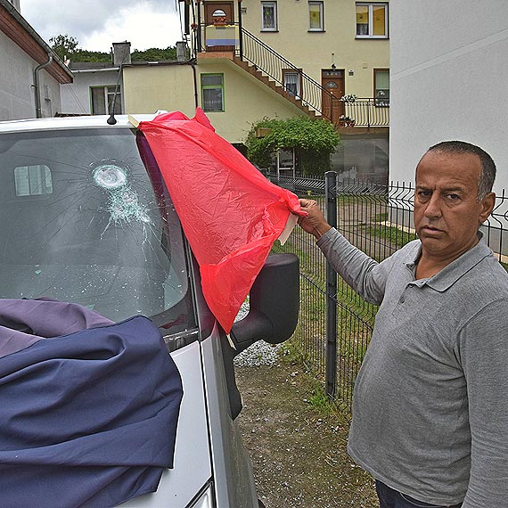 Dwa lata temu w Międzyzdrojach Irakijczyk został brutalnie pobity. Teraz wandale zdemolowali mu auto. Czy tak wygląda gościnność po polsku?