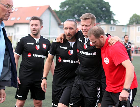 Wynikiem 4:3 zakoczy si mecz Artyci kontra Samorzdowcy