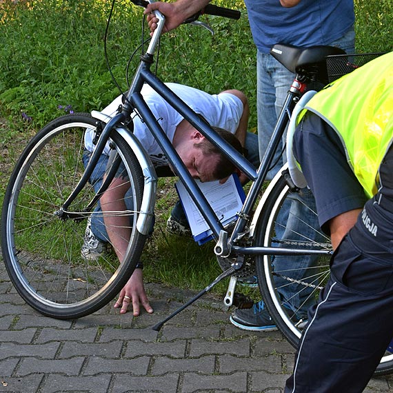 Kobieta ma złamaną nogę, a sprawca gdzieś się ukrywa