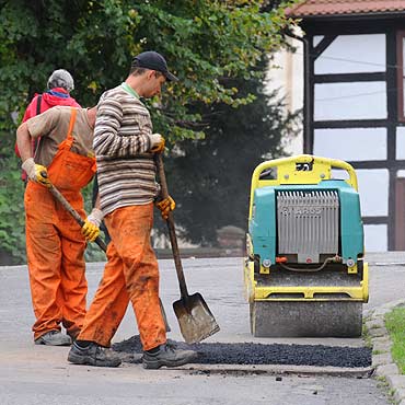 Drogowcy �ataj� dziurawe ulice