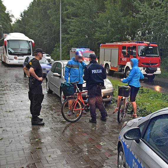 Wybrali się na wycieczkę rowerową, a na ich samochód spadło drzewo