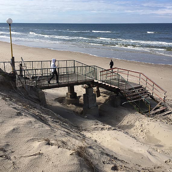 Zejście na plażę w Świętouściu zamknięte! Osoby schodzące po klifie w tym miejscu narażone są na mandat!
