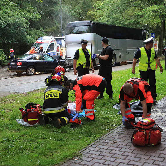 Audi uderzy�o w zaparkowany autokar - kierowca zabrany do szpitala, wczasowicze nie maj� czym wr�ci� do dom�w. Zobacz film!