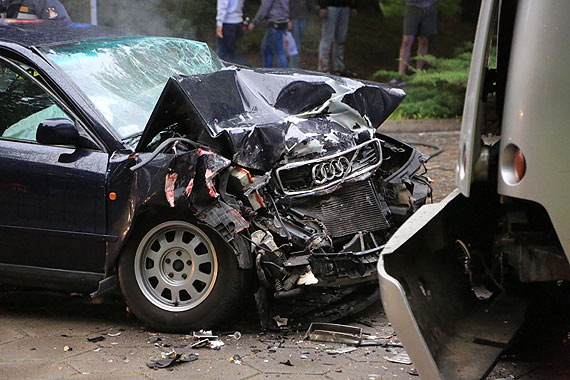Audi uderzy�o w zaparkowany autokar - kierowca zabrany do szpitala, wczasowicze nie maj� czym wr�ci� do dom�w. Zobacz film!