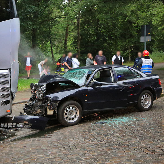 Audi uderzy�o w zaparkowany autokar - kierowca zabrany do szpitala, wczasowicze nie maj� czym wr�ci� do dom�w. Zobacz film!