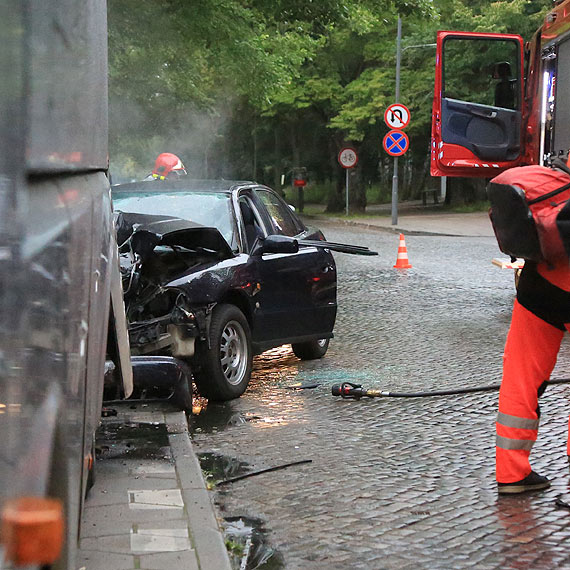 Audi uderzy�o w zaparkowany autokar - kierowca zabrany do szpitala, wczasowicze nie maj� czym wr�ci� do dom�w. Zobacz film!