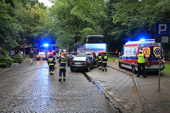 Audi uderzy�o w zaparkowany autokar - kierowca zabrany do szpitala, wczasowicze nie maj� czym wr�ci� do dom�w. Zobacz film!