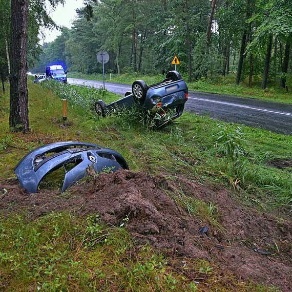 Auto dachowao, kierujca w szpitalu - wypadek za Midzywodziem
