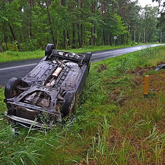 Auto dachowao, kierujca w szpitalu - wypadek za Midzywodziem